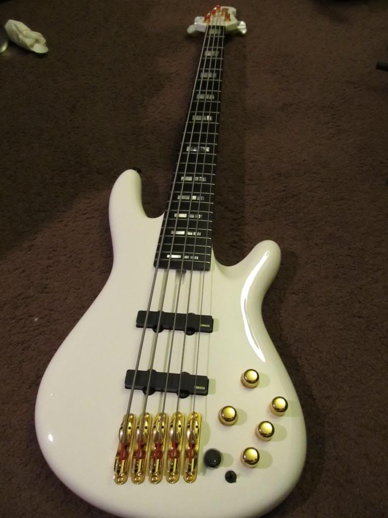 http://i1230.photobucket.com/albums/ee485/sywannab/Yamaha%20BBNE2%20White/IMG_2431.jpg