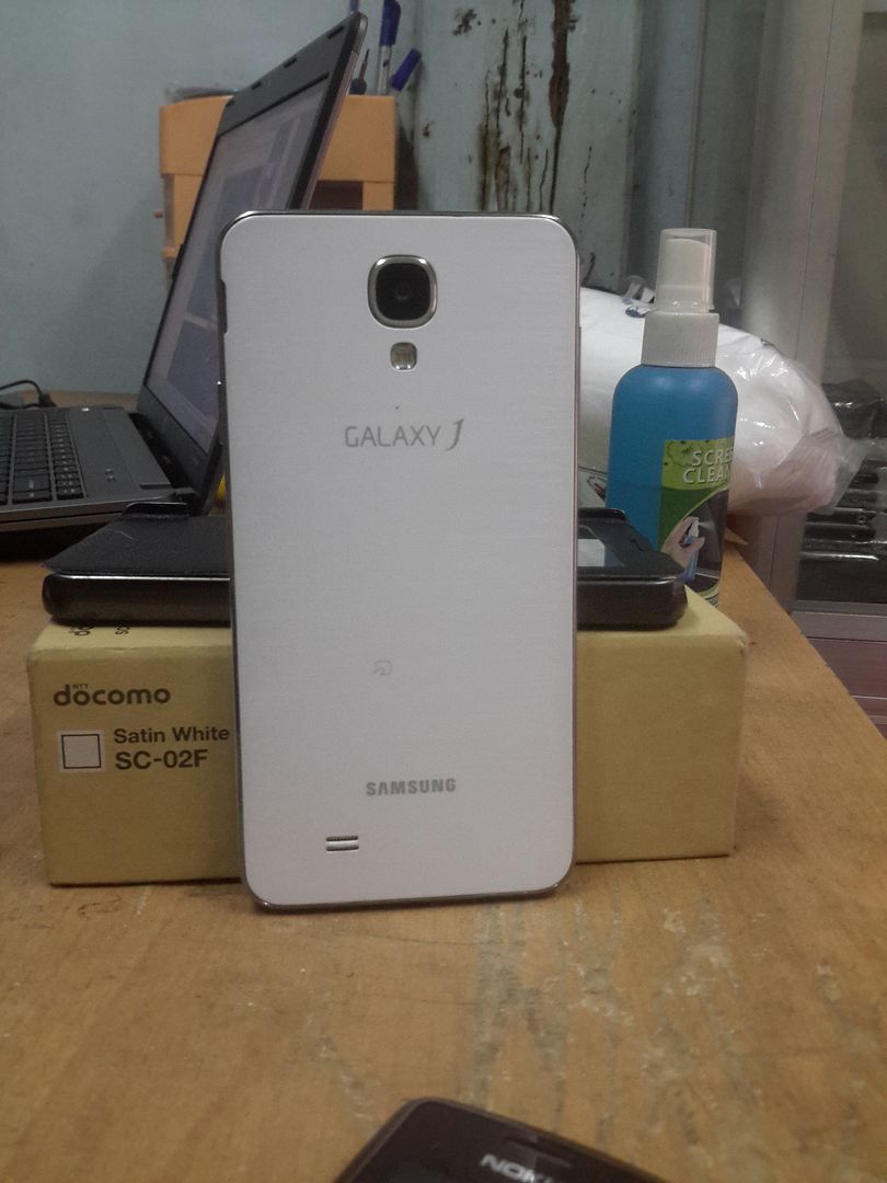 Samsung galaxy J màu trắng fullbox ở Bình Dương + TPHCM - 1
