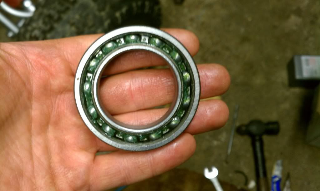 How to install and remove the rear bearings and axle on a Raptor 700